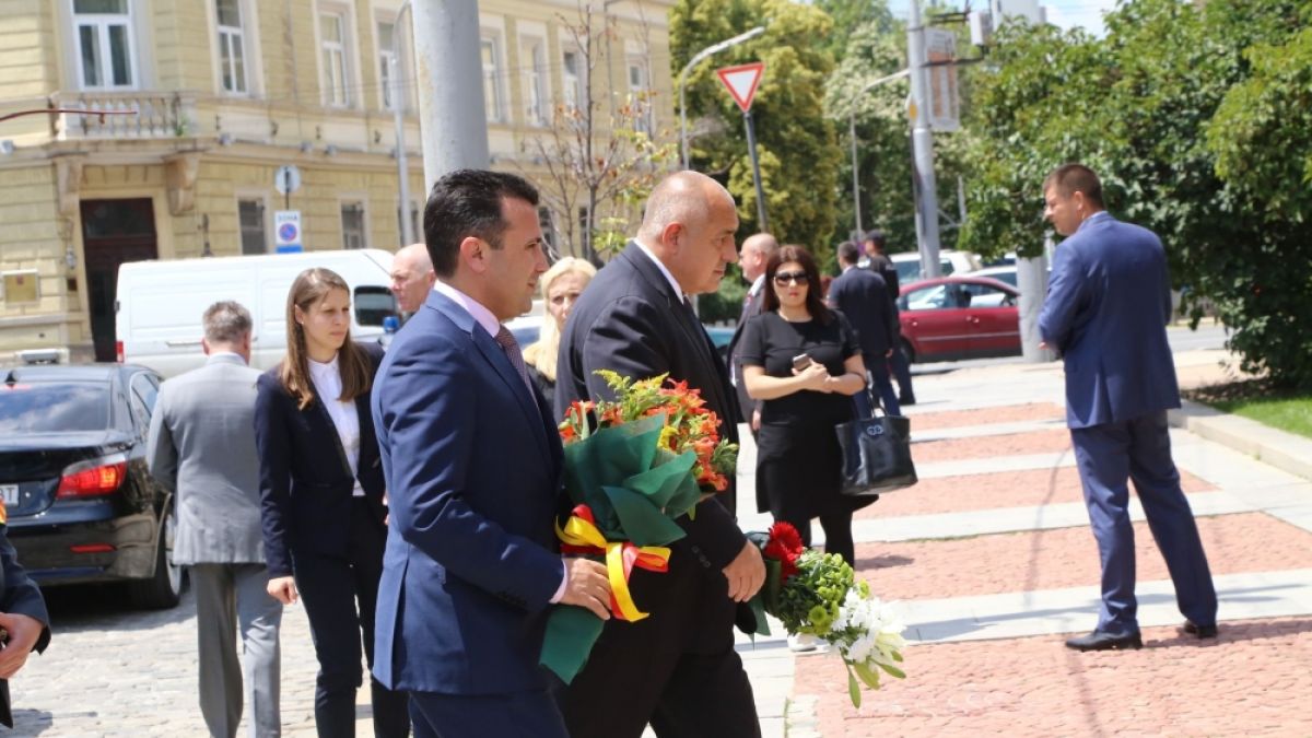 Фоторепортаж в БЛИЦ: Борисов и Заев поднесоха цветя пред паметника на цар Самуил 