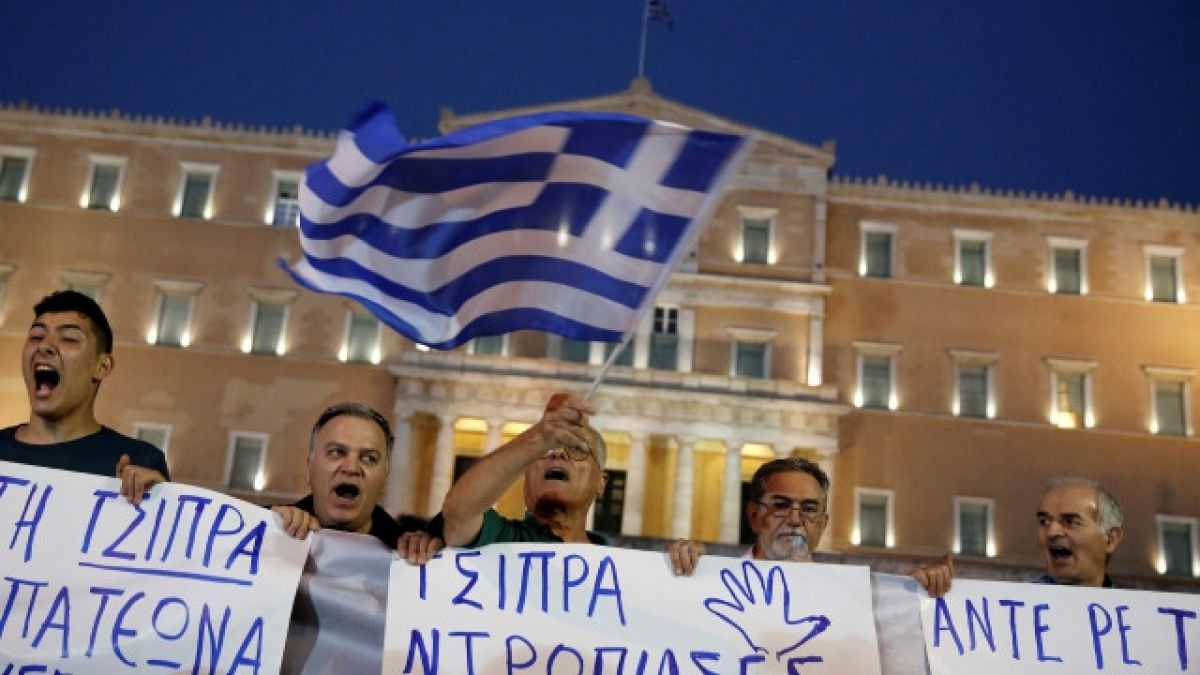 Хиляди гърци поискаха оставката на Ципрас 
