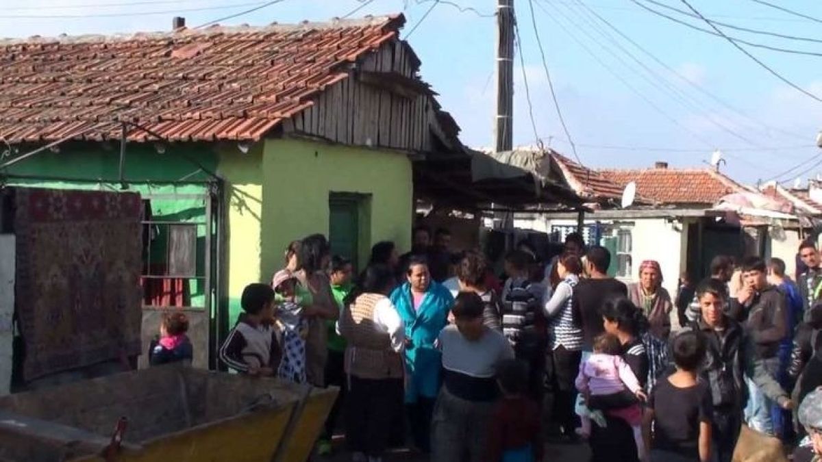 Първо в БЛИЦ: Ченгета и жандармерия окупираха Пещера и Велинград, тарашат ромски махали 