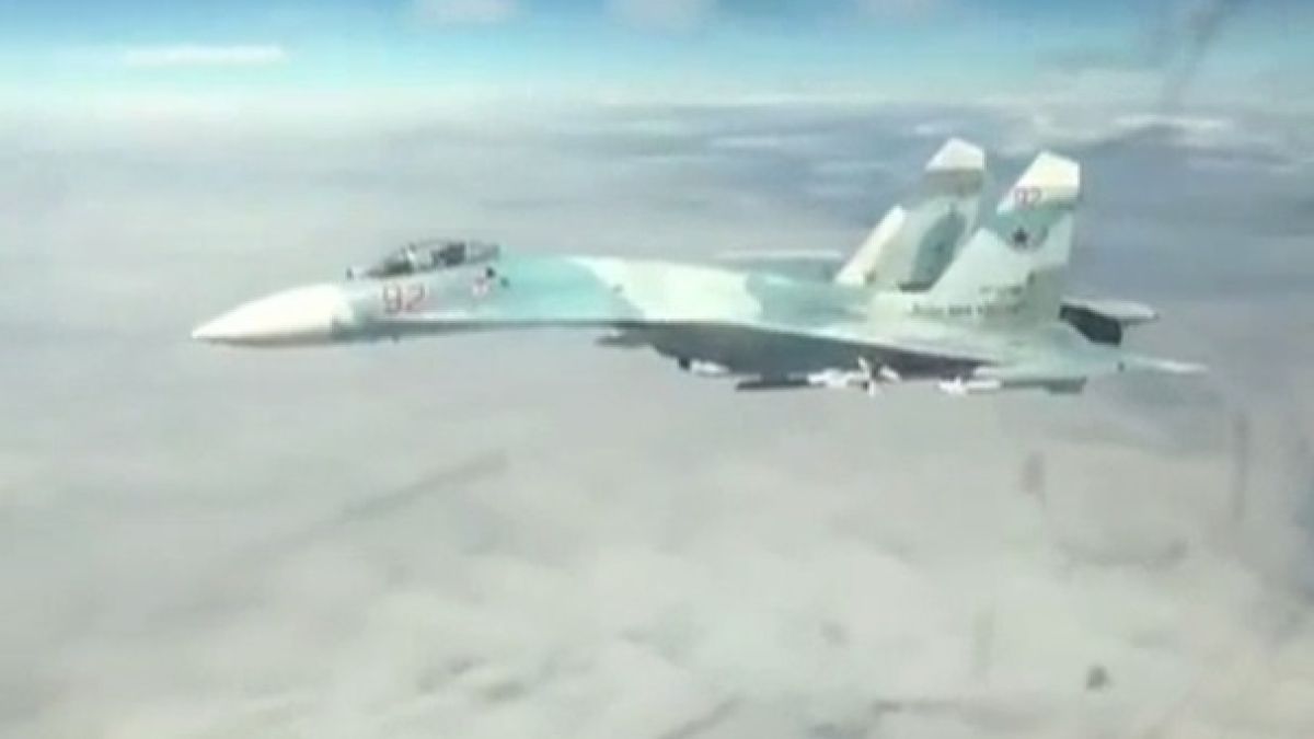 Нов инфарктен екшън над Балтика: Натовски изтребител F-16 се прокрадна до самолета на Шойгу, руски Су-27 го пресрещна и му показа оръжията си (ВИДЕО)