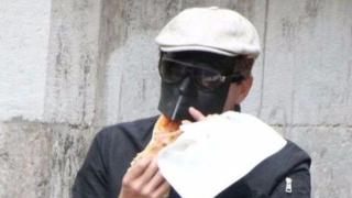 ЩРАК! Звездите такива, каквито не сте ги виждали или как да противодействаш на папарак! 