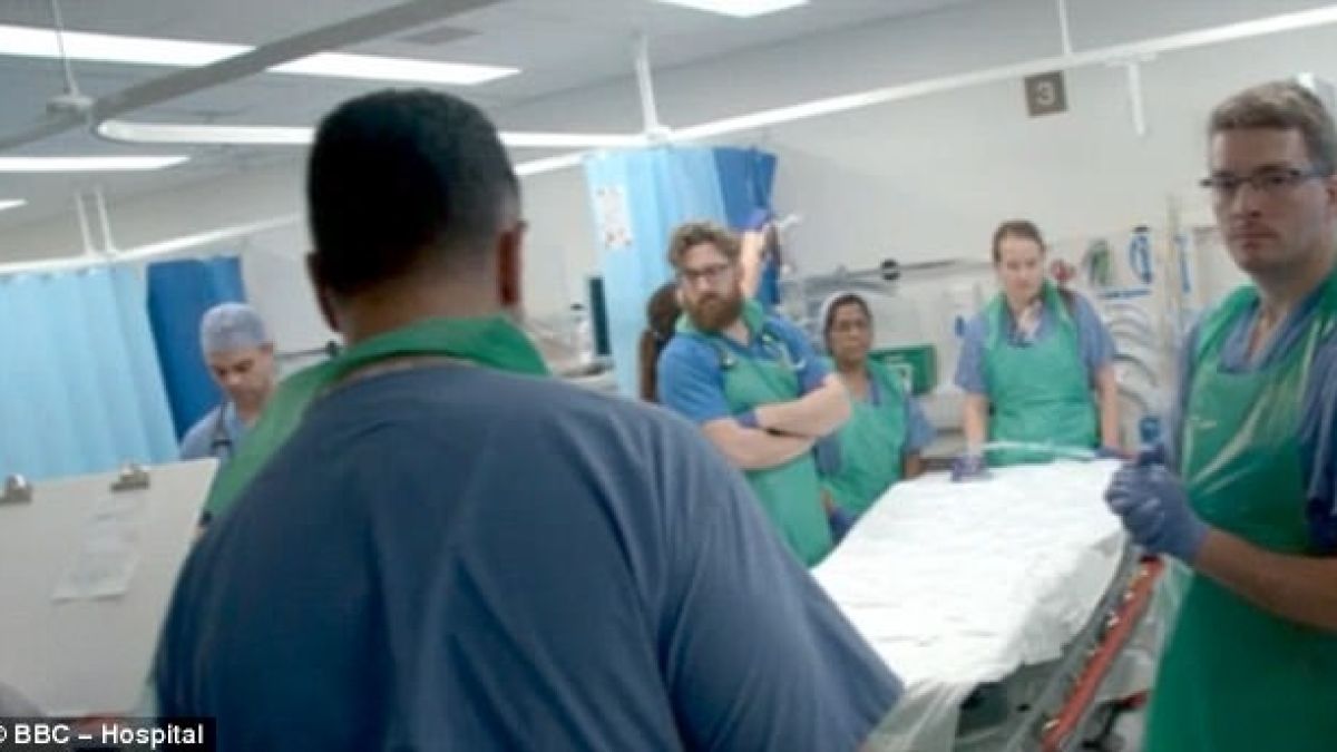 BBC засне как лекари се борят за живота на тежко ранен мъж, а той се оказа атентаторът от Лондон (СНИМКИ/ВИДЕО 18+)