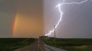 Фотограф засне УНИКАЛНА СНИМКА, докато се прибираше в бурята 