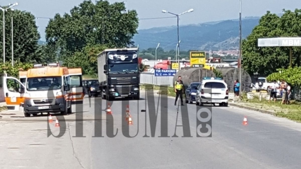 Първи СНИМКИ от страшна трагедия край Петрич! Джип зави наляво и труповете на двама мотористи останаха на пътя