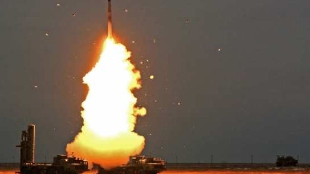  Първо в БЛИЦ! Сирийски блогъри съобщиха току-що: Ракета С-300 засече и порази неизвестна цел до военноморската база Тартус (СНИМКА)