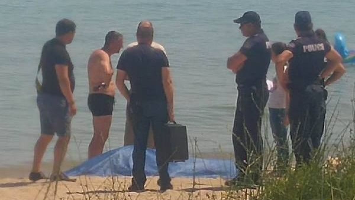 Драма! Синът плаче над трупа на майка си, загинала на плажа на Крайморие (СНИМКИ)