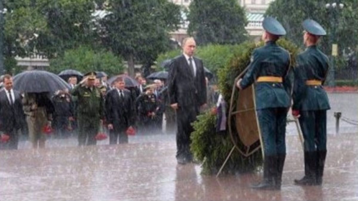 Мокрият Медведев развесели социалните мрежи (СНИМКИ)