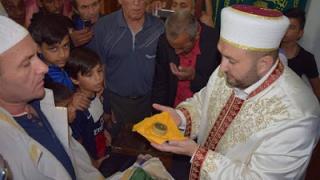 Стотици вярващи видяха част от брадата на Мухаммед в Кърджали