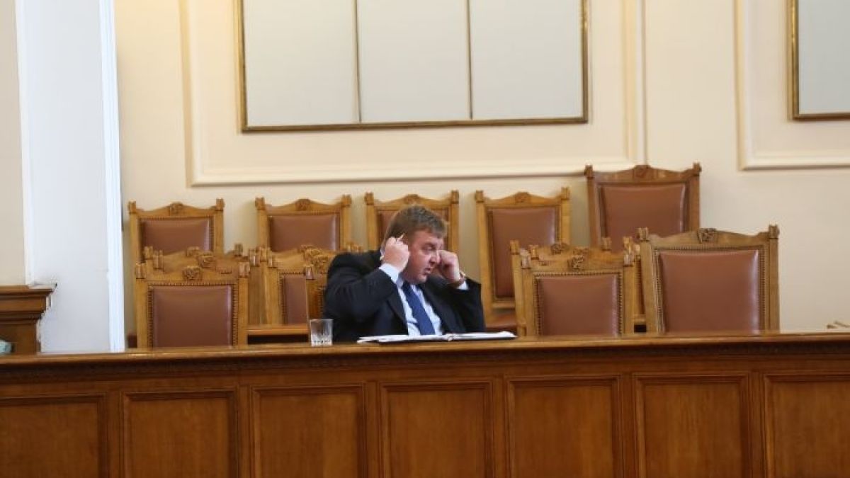 Каракачанов нахока БСП и Антон Кутев от трибуната на парламента заради наборната служба (СНИМКИ)