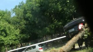 Извънредно и първо в БЛИЦ: Адско меле на бул. "Цар Борис III", кола виси на дърво (СНИМКИ) 