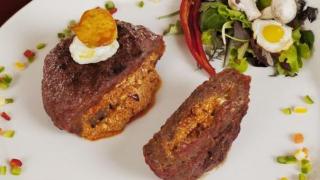 Ох, че вкусно! Тази пълнена плескавица с лют урнебес не е за изпускане!