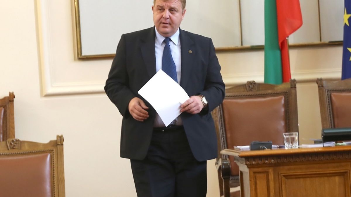 Каракачанов обяви има ли проблем в комуникацията с президента Радев и какво се случва с изтребителите