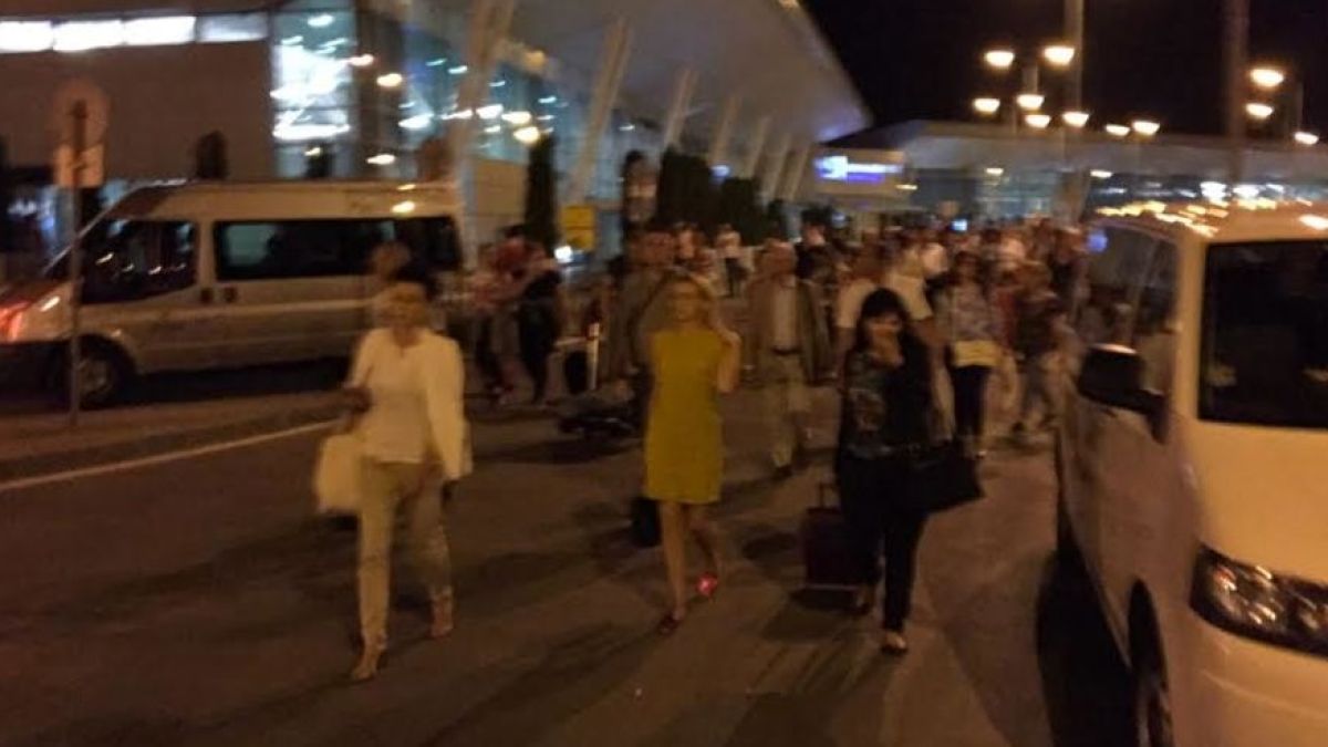 Първи СНИМКИ и ВИДЕО от евакуацията на столичния аеропорт!