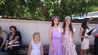 Феята на лавандулата и Царицата на розата шестваха в Карлово, събраха овациите на българи и чужденци (СНИМКИ)
