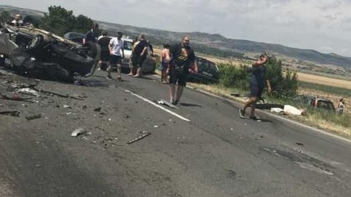  Жестоки кадри от мелето на пътя край Бургас, труповете вече са 5 (СНИМКА 18+)