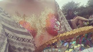 Девойки с бляскави гърди взривиха музикалния фестивал в Гластънбъри (СНИМКИ/ВИДЕО 18+)