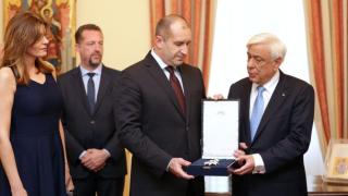 Първата дама заложи на елегантен и семпъл тоалет за посещението в Гърция (СНИМКИ)
