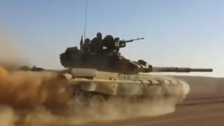 Т-90 преследва джихадисти в пустинята (ВИДЕО)