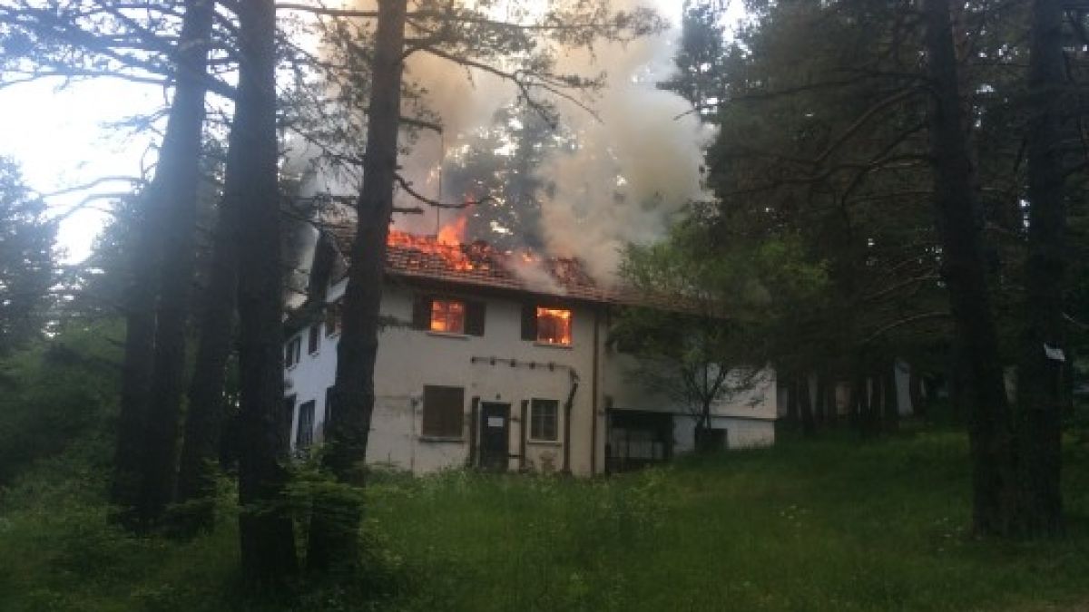 Изгоря най-старата хижа в Паничище, вижте огнения ужас (СНИМКИ)