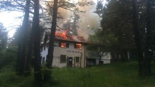 Изгоря най-старата хижа в Паничище, вижте огнения ужас (СНИМКИ)