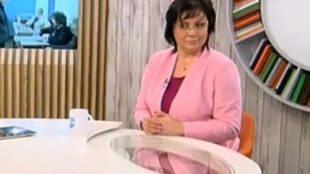 Корнелия Нинова обра точките със стилен тоалет в бебешко розово (СНИМКИ)