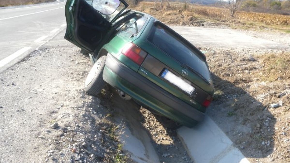 На магистрала „Тракия“: Две коли в канавката, двама в болница