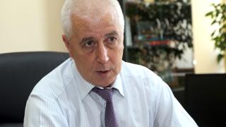 Мъж колабира под прозорците на здравния министър, проф. Николай Петров му се притече на помощ, но... 