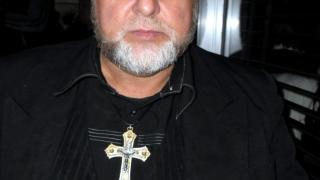 Ексклузивно и само в БЛИЦ! Внукът на "художника на мутрите" Папа Жан сред ранените деца при мелето с роми в Асеновград, творецът се закани да...