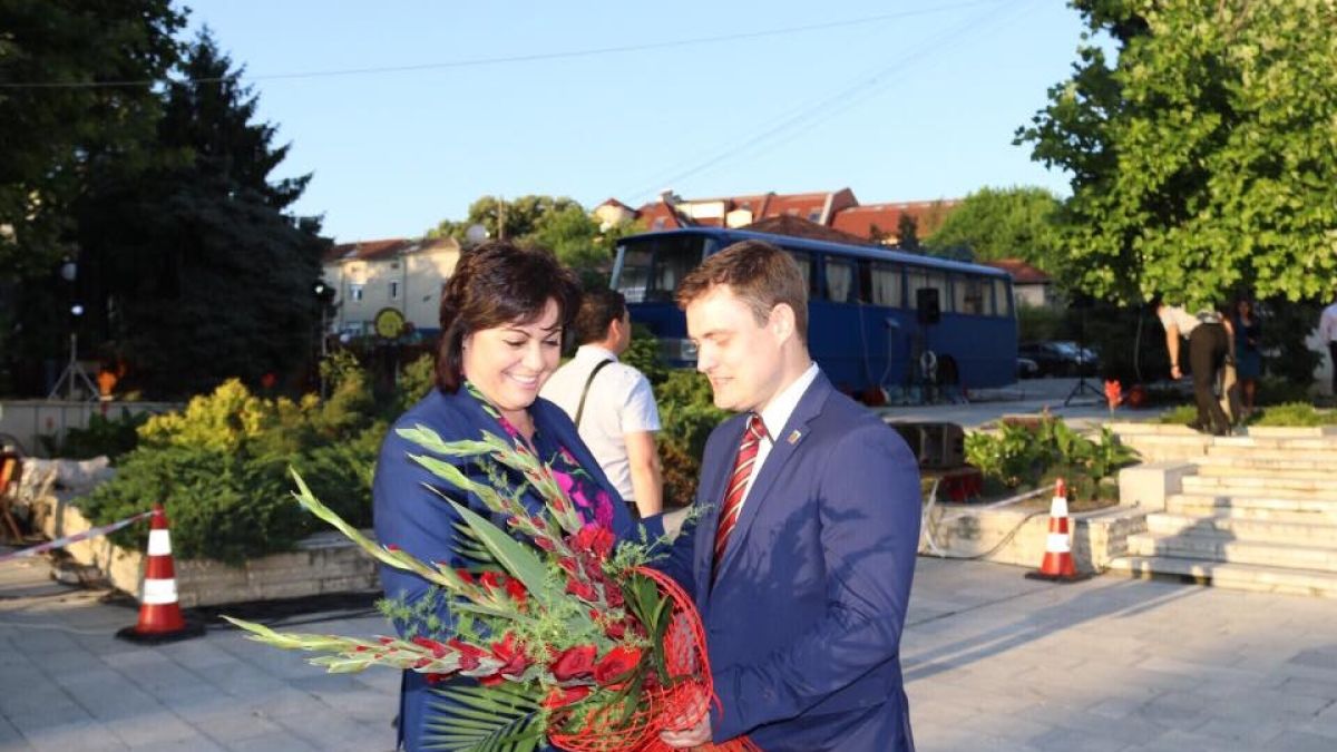 Нинова пусна СНИМКИ от Свищов, соцлидерката в мила прегръдка с...