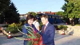 Нинова пусна СНИМКИ от Свищов, соцлидерката в мила прегръдка с...