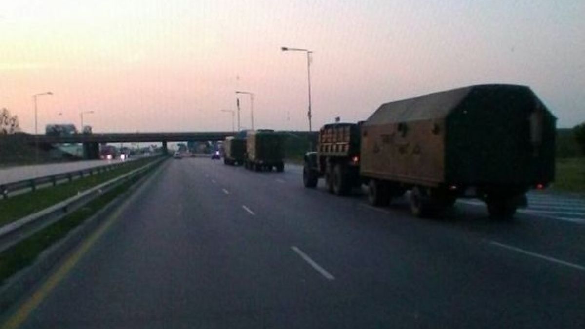 Само в БЛИЦ! Колона военна техника по Ботевградско шосе хвърли в смут столичани (СНИМКИ)