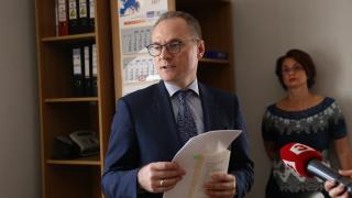 Лозан Панов онемя за политическите си изяви и развинтените болтове, а Радан Кънев се отрече от него (СНИМКИ)