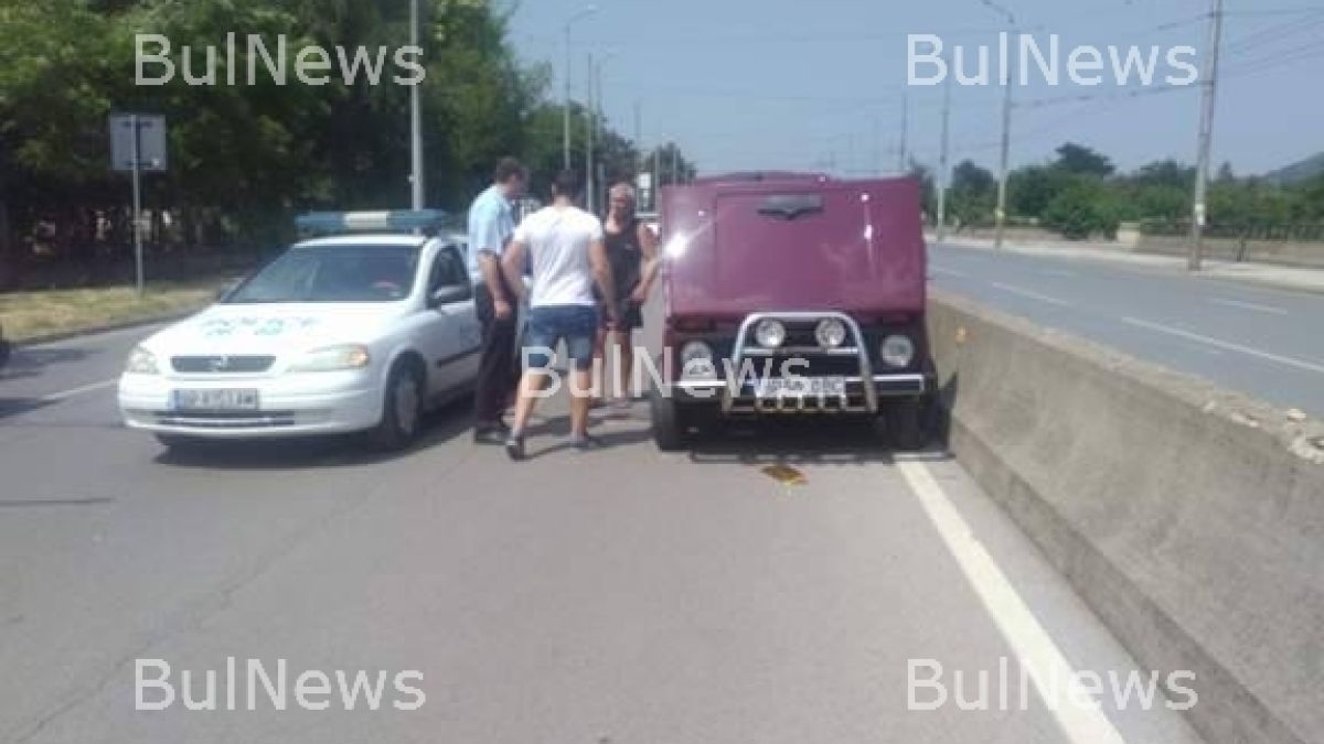 "Лада Нива" яхна мантинелата на централен врачански булевард (ЗРЕЛИЩНИ СНИМКИ)