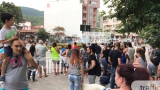 3000 души се вдигнаха на бунт в Асеновград! Първи СНИМКИ от протеста срещу ромите биячи