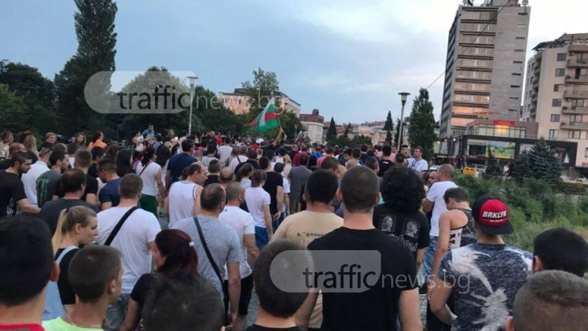 Боят настана! Асеновград на прага на втора Катуница! Стотици се втурнаха към ромската махала, полицейски кордон се мъчи да спре протеста ( ВИДЕО)