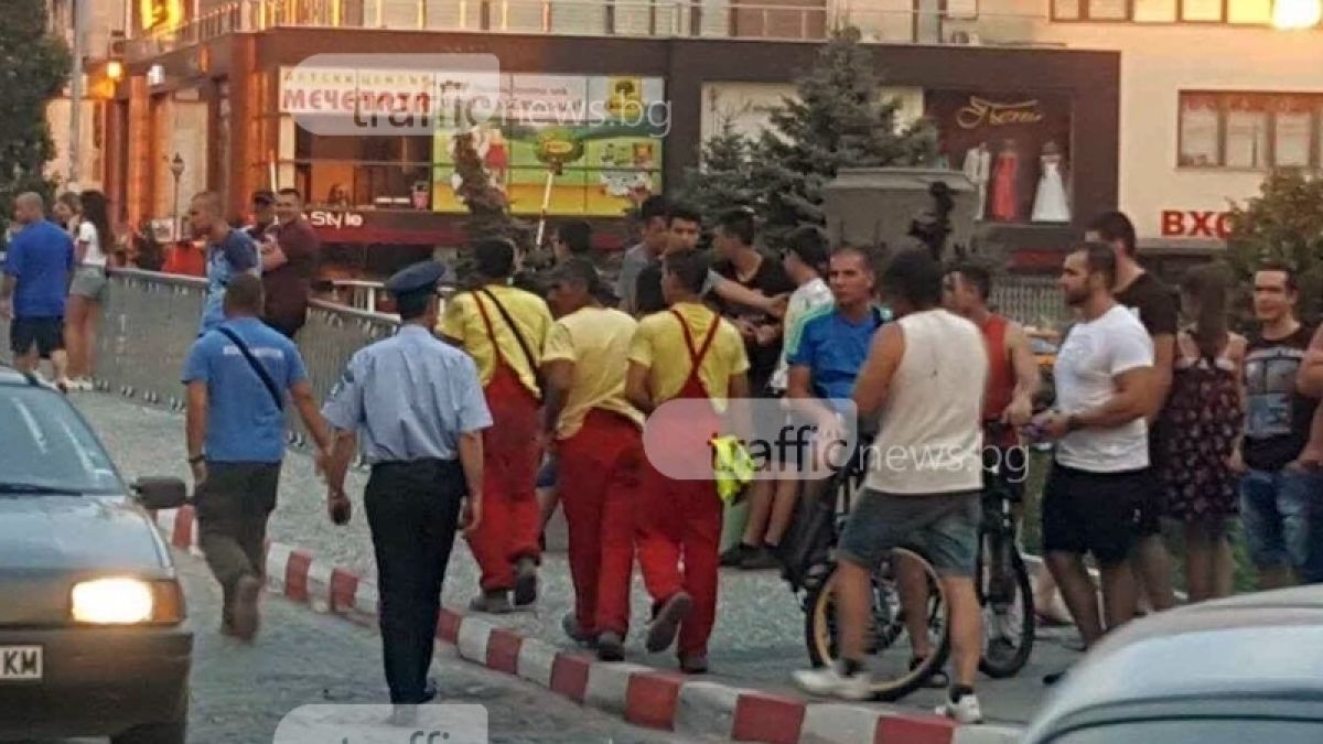 В Асеновград е страшно! Трима роми отнесоха гнева и ритниците на протестиращите