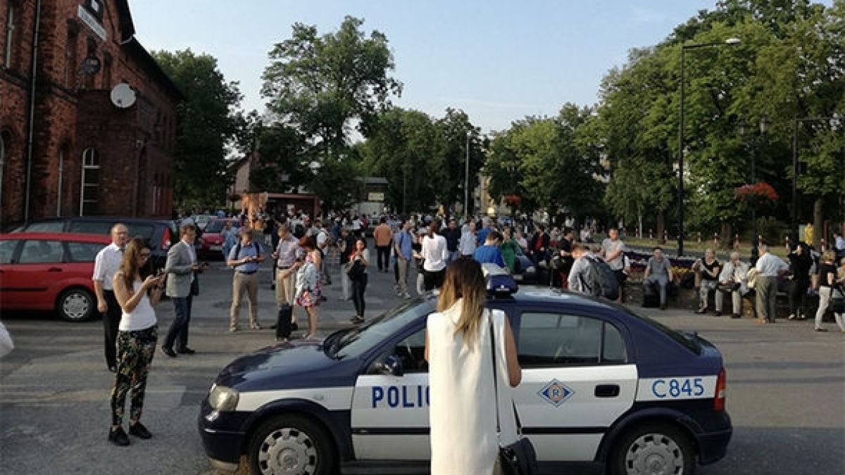 Евакуираха стотици пътници от влак след заплаха от бомба, изпратена до полицията (СНИМКИ/ВИДЕО)