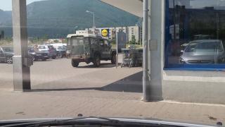Врачанин пита: Защо джип на "Гранична полиция" паркира пред входа на магазин при празен паркинг (СНИМКИ)