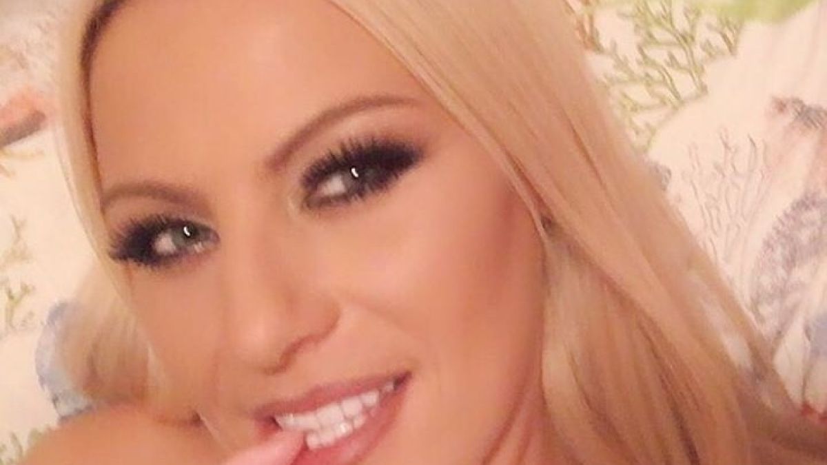 Не пак, а отново! Камелия се изтипоса чисто гола и влажна на плажа (СНИМКА 18+)