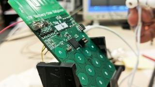 Мобилен телефон работи без батерия