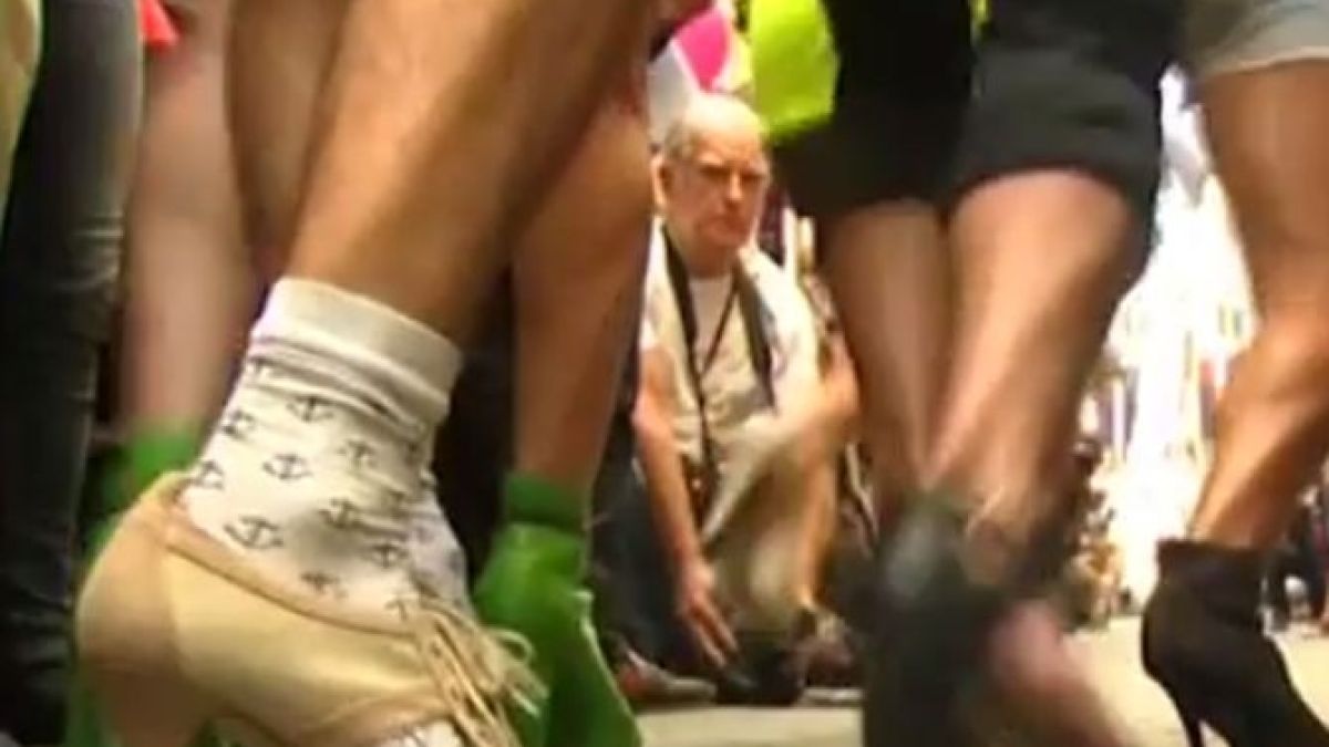 И това го има: Мъже тичаха на токчета на „Мадрид Прайд” (ВИДЕО)