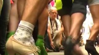 И това го има: Мъже тичаха на токчета на „Мадрид Прайд” (ВИДЕО)