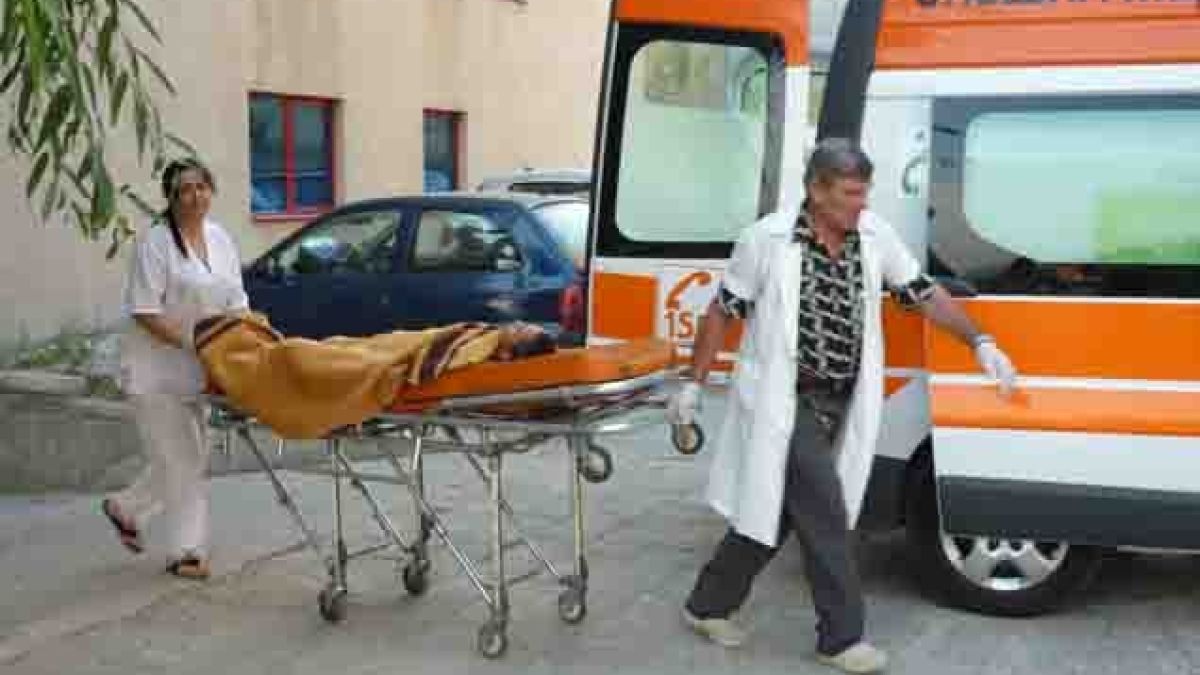Сигнал в БЛИЦ! Труп на мъж лежи с часове на адската жега пред блок в Сливен