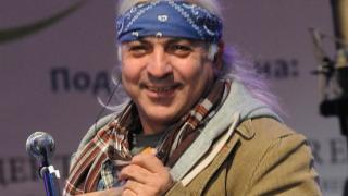 Васко Кръпката подари на Диана Любенова уникален документ от соца Документ