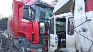 Кошмарна катастрофа с тирове в ранни зори на Прохода на Република, спряха движението