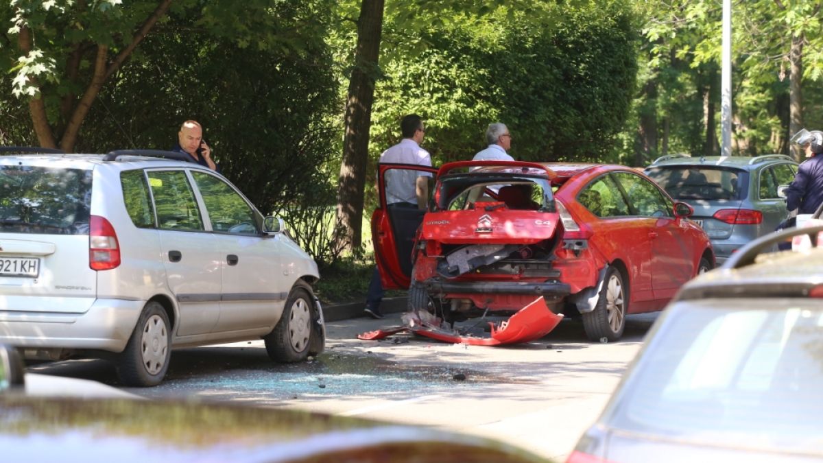 Първо и извънредно в БЛИЦ! Страшно меле в София – има ранен, движението е спряно!