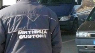 Митничарите на ГКПП "Лесово" спряха румънски бус и ахнаха от откритото вътре (СНИМКИ)