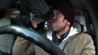 Пиян на звяр приближи наш полицай и си бъркна смело в гащите, не е за вярване какво извади