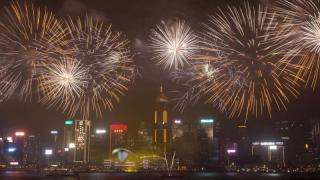 Зрелищна заря събра 300 000 зрители в Хонконг (СНИМКИ)