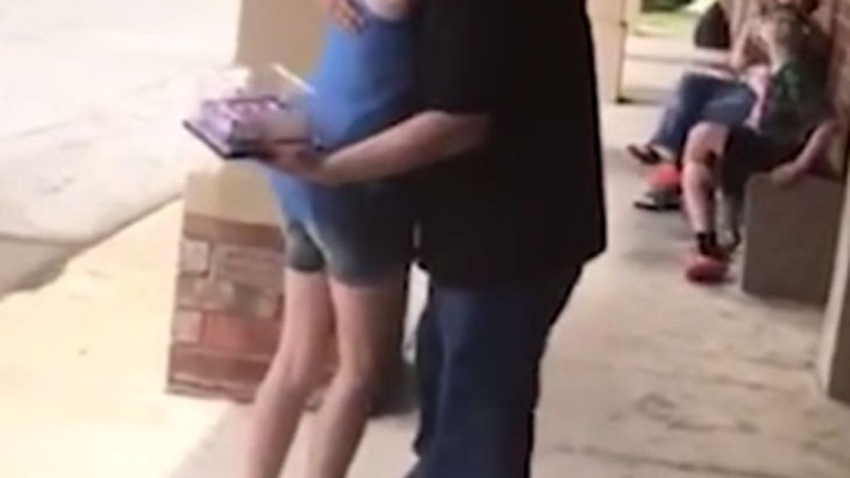 Това трогателно ВИДЕО на момента, в който баща и дъщеря се виждат след 12 години раздяла, ще ви просълзи!